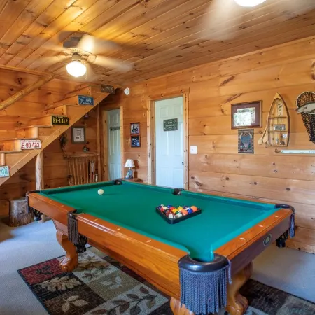 Rustic Ridge a Cozy 4-bedroom cabin w/ pool table & hot tub in adorable Townsend
