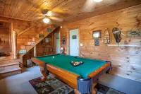 Rustic Ridge a Cozy 4-bedroom cabin w/ pool table & hot tub in adorable Townsend