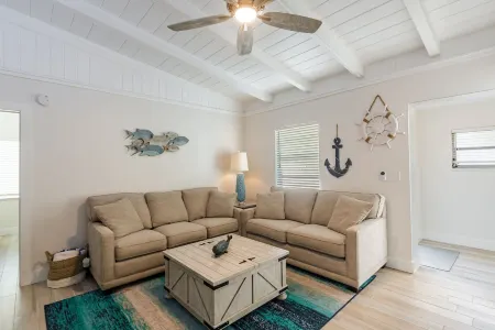 Ami Duplex w/ Heated Pool & Spa • Walk to Beach • Sleeps 10