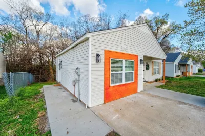 Adventure Base - Trailside 2BR Hotels near Frank Lloyd Wright’s Bachman-Wilson House