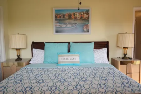 Waterfront Oak Retreat, Nov Special Pool, Spa/Dock/2 King Br, Kayaks/Pet-Welcome Отели в г. Apollo Beach