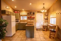 Cheerful 1-bedroom cabin with hot tub