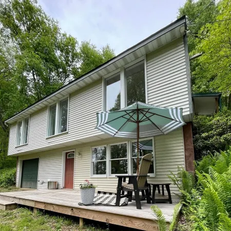 Pennsy Ridge Hideaway: Relax in our centrally-located wooded retreat w/ hot tub