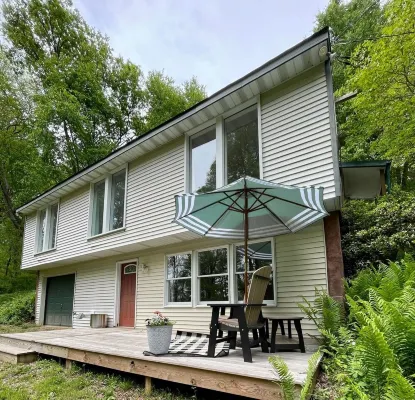 Pennsy Ridge Hideaway: Relax in our centrally-located wooded retreat w/ hot tub