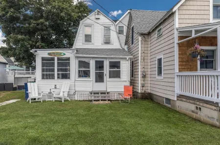Cozy Cottage Steps from Hampton Beach, Sleeps 6, 2 car parking! Отели в г. Хамптон