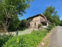 D/T Creekfront w/ Hot Tub & Gas Fireplace, Traveler Favorite! Terrific Back Deck