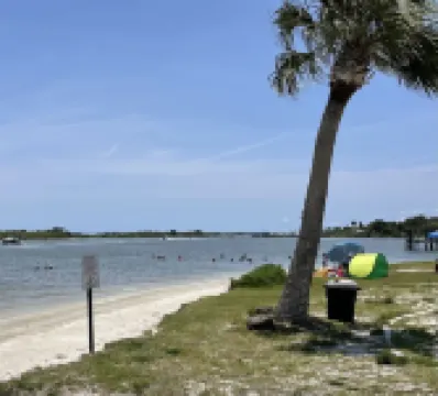 Pool home 1.5 blocks from the river & 10 mins to the beach.