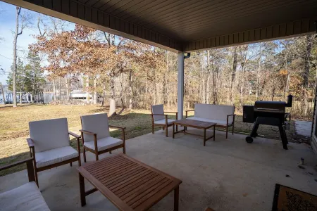 4 Bedroom 2 Bathroom Lake House Sleeps 10 on Lake Guntersville Отели в г. Скотсборо