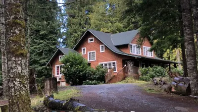 Large Cabin at Rainier Lodge (0.4 miles from entrance) Hotels near Mount Rainier National Park