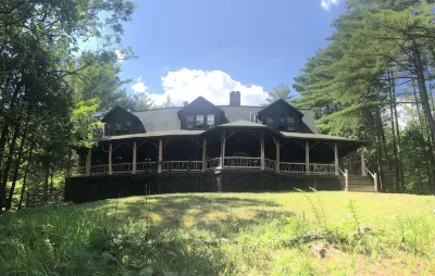 Charming & Convenient 6 Bedroom Mountainside Lodge