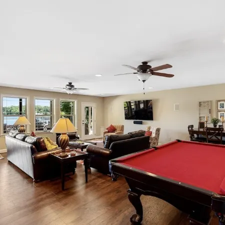 New to Vrbo! Big Water Views, Private Dock, Pool Table, 15 Min Clemson!