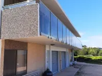Absolute Beachfront on the cliff with easy stair access to the beach (BYO LINEN) ムーンタのホテル