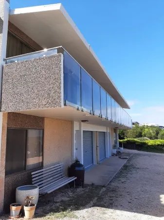 Absolute Beachfront on the cliff with easy stair access to the beach (BYO LINEN) Отели в г. Мунта