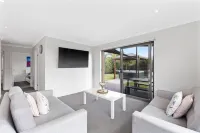 Island Luxe Retreat Cowes. Modern Holiday House, Powerful outdoor spa/jaquzzi.