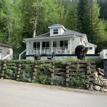 Completely renovated bungalow on South Hill steps from quaint downtown Wallace!!