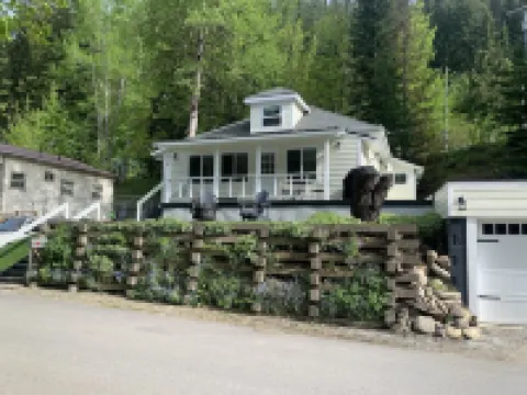 Completely renovated bungalow on South Hill steps from quaint downtown Wallace!!