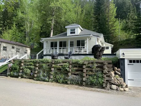 Completely renovated bungalow on South Hill steps from quaint downtown Wallace!!