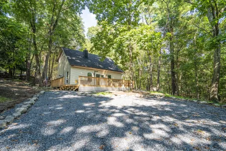 Cozy Arctic Getaway w/ Hot Tub near Bushkill Falls