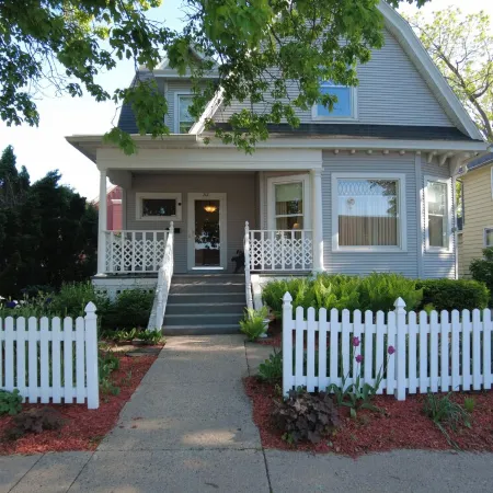 THE WASHINGTON HOUSE - A  4-Bedroom Home 1 Block from Downtown Wisconsin Dells