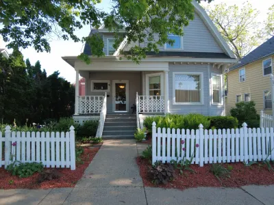 THE WASHINGTON HOUSE - A  4-Bedroom Home 1 Block from Downtown Wisconsin Dells Hotels near Aunt Jennys Got It All