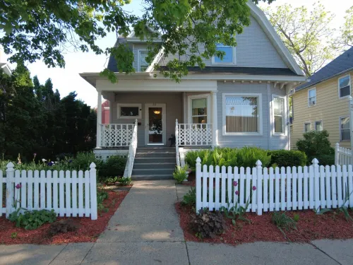 THE WASHINGTON HOUSE - A  4-Bedroom Home 1 Block from Downtown Wisconsin Dells - 4-Star