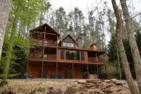Riverfront cabin with WiFi, 2 fireplaces, game room, pool table and hot tub.
