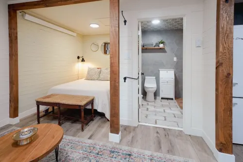 3 blocks from downtown, Pet Friendly. Natural Grocers, Awesome Shower