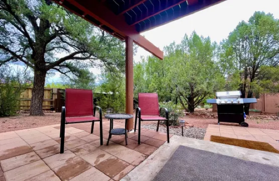 Desert garden apartment surrounded by Sedona’s majestic red rock mountains