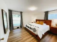 2 Br home with Hot-Tub! Quiet, dead end street