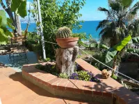 Cottage in front of the beach, with large garden and parking