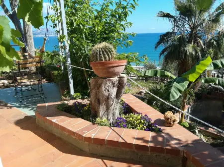 Cottage in front of the beach, with large garden and parking Отели в г. Torre Colonna-Sperone