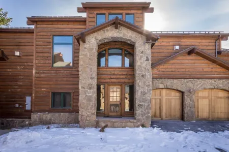 Stonegate #8 - Ultimate Luxury. Walk to The Village