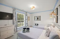 Waterfront. Private Dock for Boat. Pet-friendly. 10 mins to Downtown Oriental.