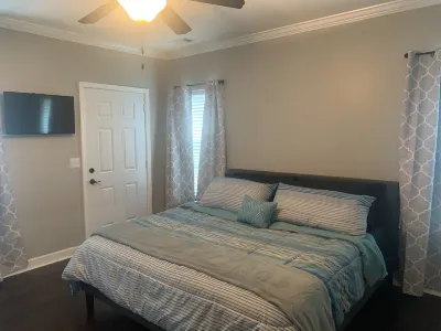 Newly remodeled, Hot Tub, 70n inch tv Private Entrance, Convenient location