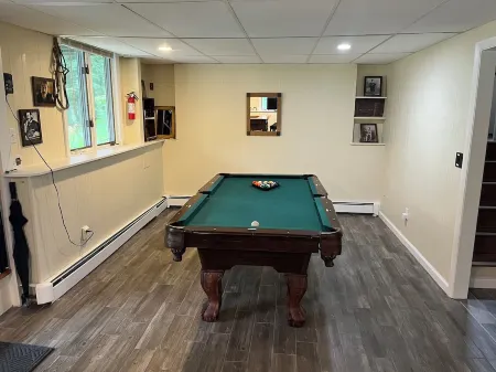 Rustic ski chalet in the heart of North Conway off West Side Road Отели в г. Конуэй