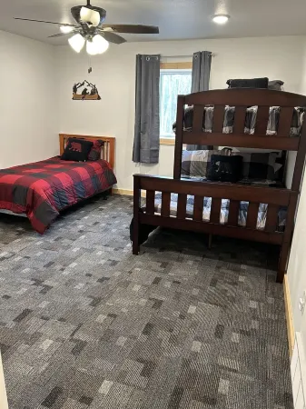 Spacious cabin minutes from recreational trails & Round Lake