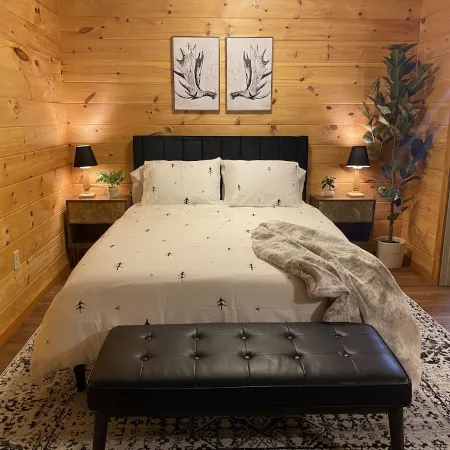 Cozy Cabin located close to Shenandoah National Park, Wineries, and Breweries.