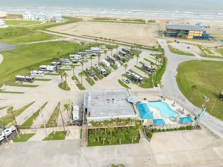 Island Pride Coastal Condo - Steps to the Beach! Отели рядом с достопримечательностью «Port Of Galveston»