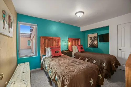 Bright 3 Br Condo, Private Patio, Desert Views, Pool, XL Driveway, 2 Car Garage