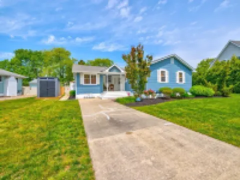 Renovated Cool House / Private Heated Pool / Short Walk to Beach / Sleeps 10