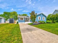 Renovated Cool House / Private Heated Pool / Short Walk to Beach / Sleeps 10
