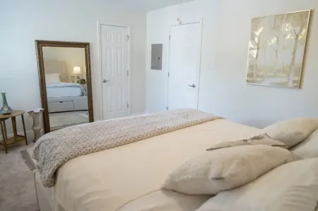 Walk to Beach! King Size Condo!