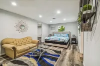 Luxury Modern spacious 5Bedroom/3Bathroom, Theater room a game room and pool.