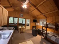 Romantic Get-away Cabin in the woods, w/Hottub next to coolest small town in USA