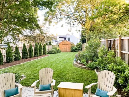 Charming Downtown Oasis! Private Parking, Patio & Yard!! Walk Everywhere.