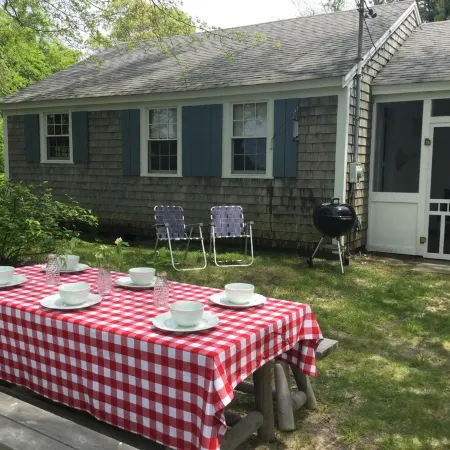 Cape Cod Pond Cottage Отели в г. Истам