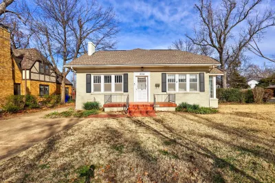 High End Campus Cottage 5 Star - King Bed, 3 Bedrooms, 1.5 Bath, Newly Remodeled