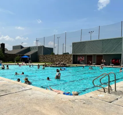 Come relax at a private home at Walden on Lake Houston.