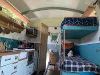 Shepherds Hut with Scandinavian Hot Tub and hydromassager Sway附近的飯店