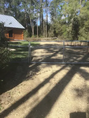 Log Cabin ,Ocklawaha FL, Close to Ocala Villages Pet Friendly ,Lake Weir